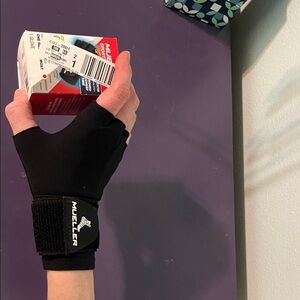 Mueller Black Wrist Support